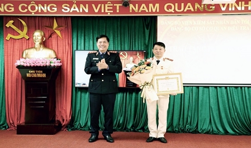 Đảng bộ cơ sở Cơ quan điều tra VKSND tối cao trao Huy hiệu 30 năm tuổi Đảng