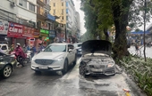 Hà Nội Chập đèn pha, xe sang bốc cháy dữ dội trên đường Láng