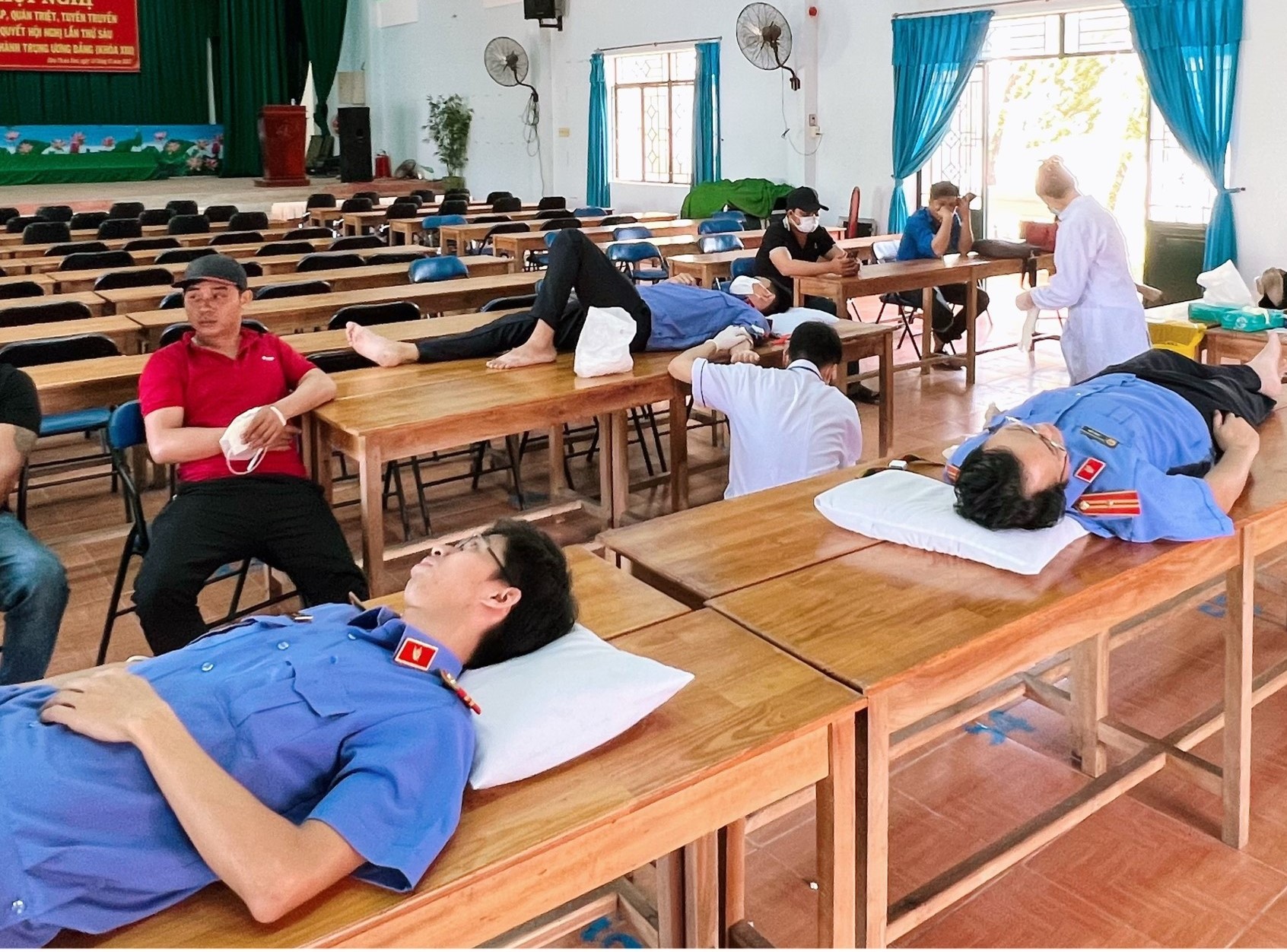 VKSND huyện Hàm Thuận Nam tham gia hiến máu tình nguyện