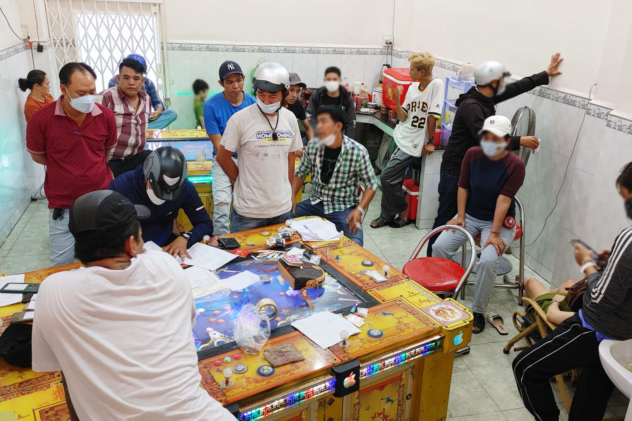Đột kích tiệm game bắn cá, phát hiện nhiều bọc nghi vấn ma túy