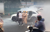 Ô tô Mercedes đang đi bốc cháy ngùn ngụt trên đường Phạm Hùng