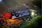 Xe bán tải đâm đổ lan can rơi xuống sông Ka Long khiến 2 người tử vong