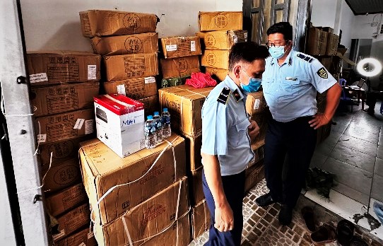 Phát hiện 2 kho hàng mỹ phẩm có dấu hiệu nhập lậu