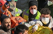 Giải cứu ba người sống sót kỳ diệu sau hơn 10 ngày bị chôn vùi dưới đống đổ nát ở Thổ Nhĩ Kỳ