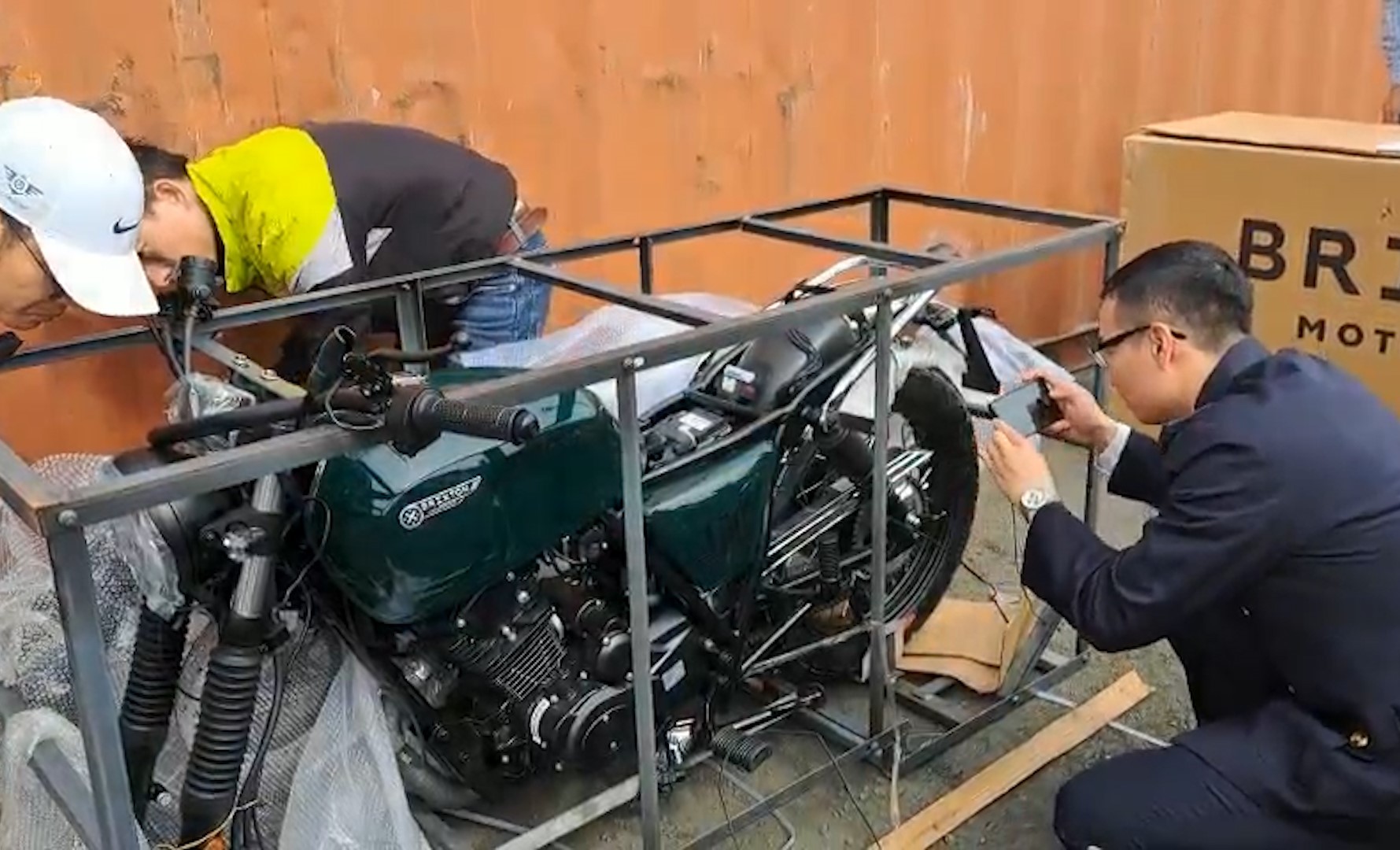 Phát hiện container nhập khẩu chứa 52 xe mô tô Brixon nghi gian lận xuất xứ