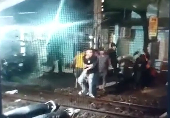 CLIP Nhóm người hành hung nhân viên gác chắn tàu gây phẫn nộ ở Đà Nẵng