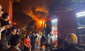 Một nhà dân bất ngờ bốc cháy dữ dội ở Phú Lương, Hà Đông