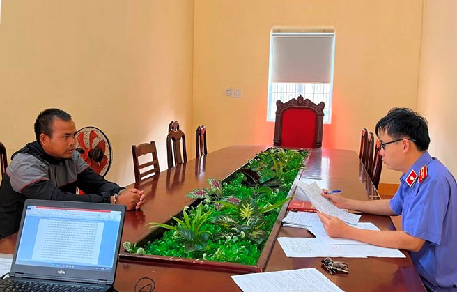 Kiểm sát viên lấy lời khai đối tượng phá két sắt trộm gần 600 triệu