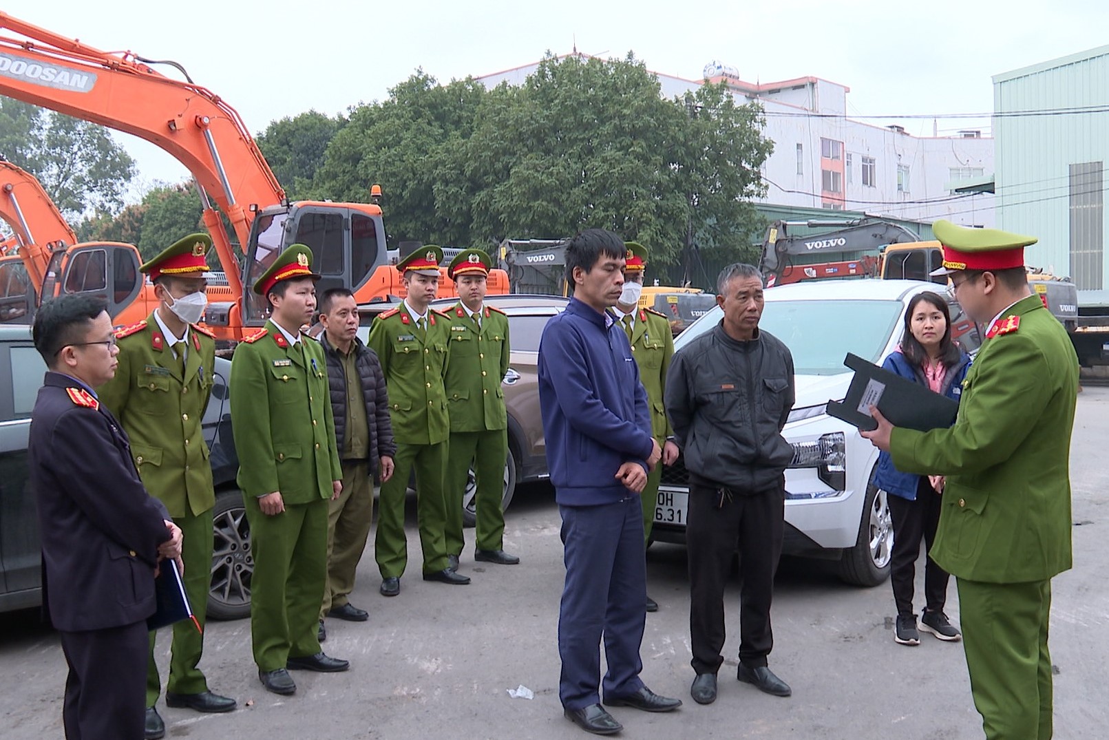 Khám xét, bắt khẩn cấp lãnh đạo, đăng kiểm viên Trung tâm đăng kiểm tại Hà Nội