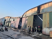 Cháy lớn thiêu rụi dãy nhà xưởng rộng 1 500m2 ở Hà Nội