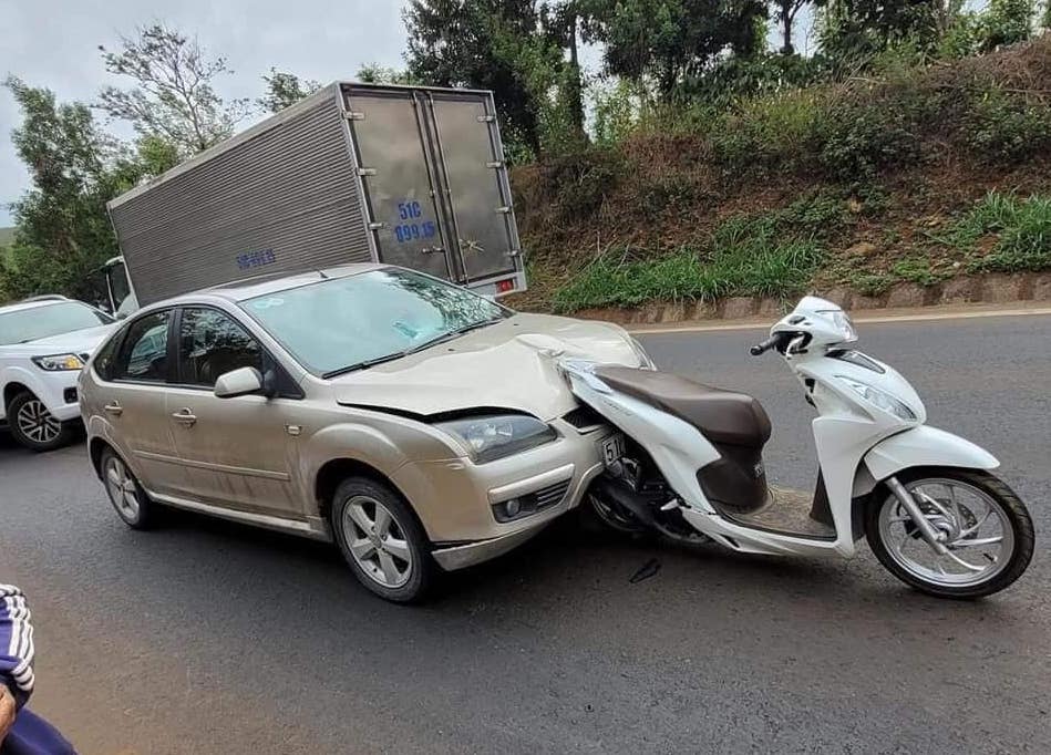 Xe ô tô tông dính chặt vào phía sau xe máy, 2 bố con thương vong