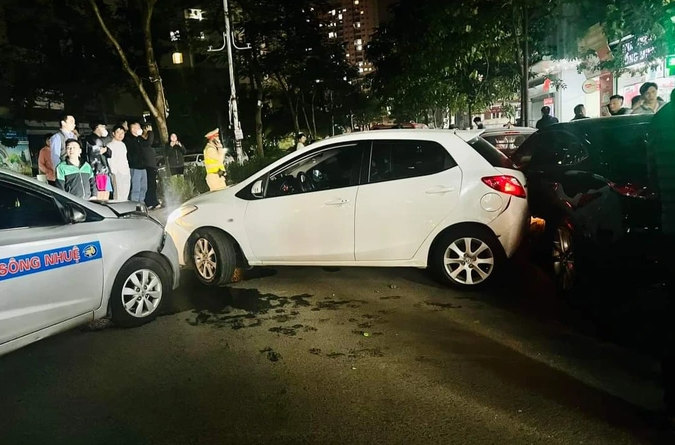 Xe Mazda va chạm liên hoàn với 4 ô tô trong khu đô thị Văn Khê