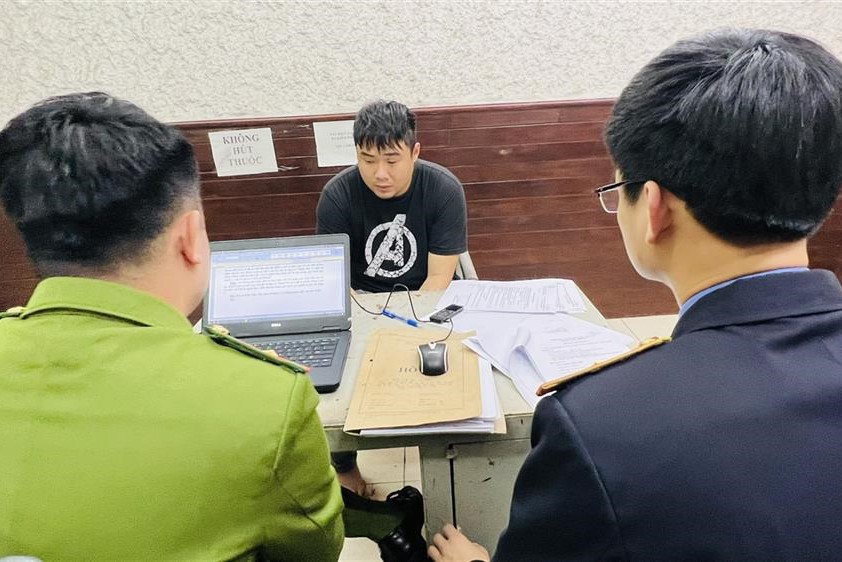 Đối tượng tông xe vào Cảnh sát giao thông bị khởi tố tội Giết người