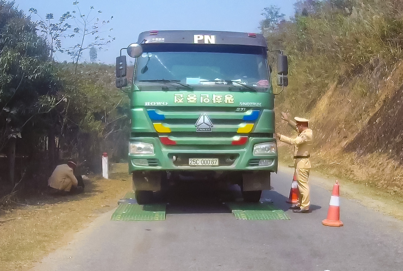 Bị phạt gần 80 triệu đồng vì chở hàng quá khổ, quá tải