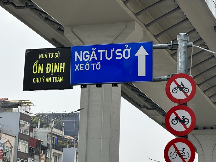 Hà Nội Thí điểm lắp đặt các biển cảnh báo giao thông thông minh