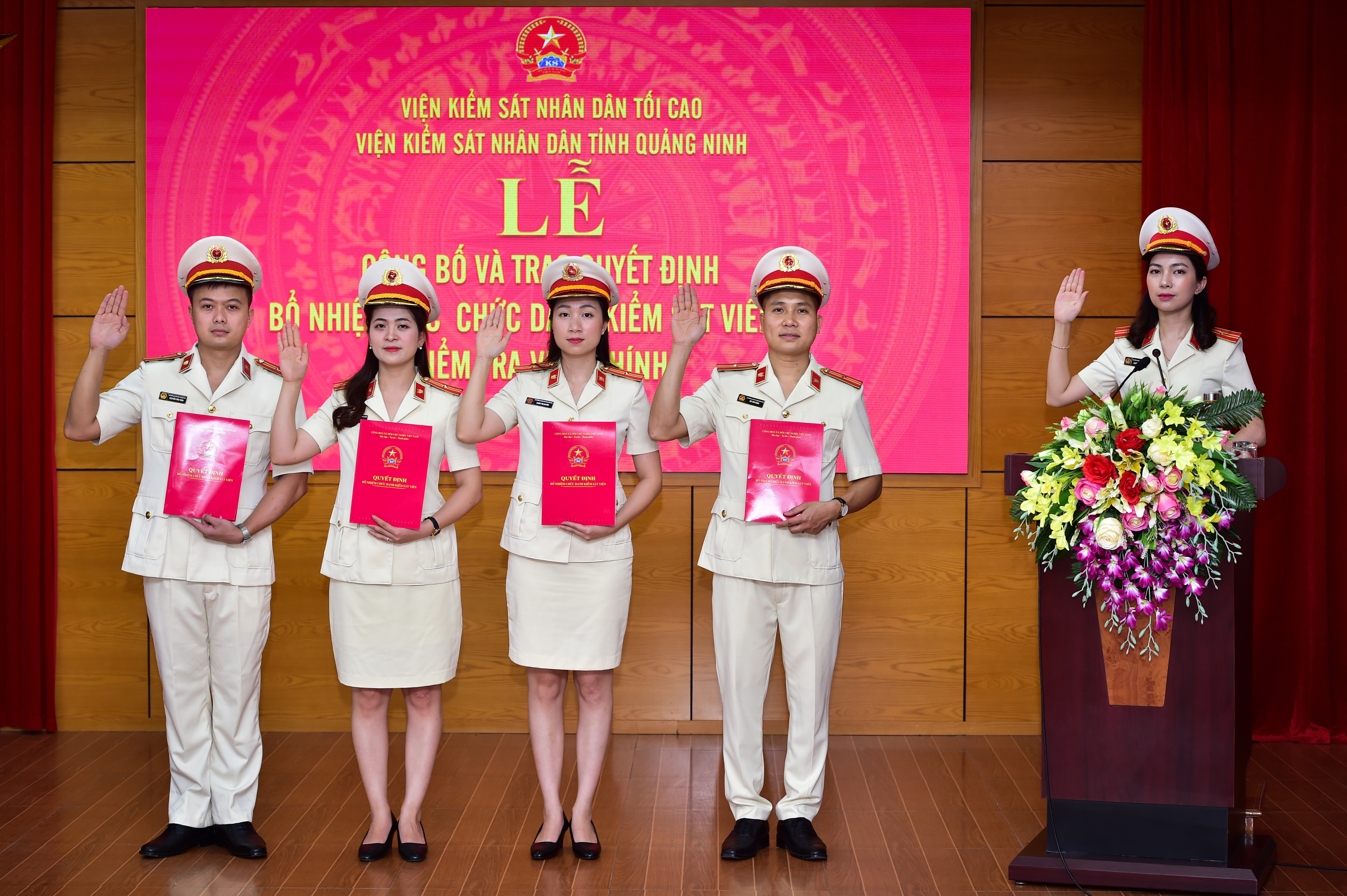 Nét đẹp các bóng hồng trong màu áo thiên thanh