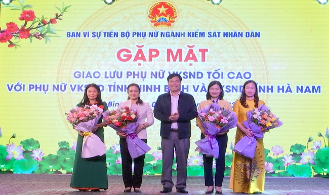 Gặp mặt giao lưu phụ nữ VKSND tối cao với phụ nữ VKSND các tỉnh Ninh Bình, Hà Nam