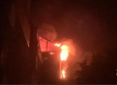 Cháy dữ dội ngôi nhà 3 tầng trong đêm ở phường Ngọc Khánh