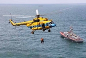 Điều trực thăng tìm kiếm thuyền viên mất tích sau khi 2 sà lan chìm ngoài khơi bờ biển Bình Thuận