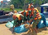 Bộ đội Biên phòng trục vớt 130 tấn lúa bị chìm trên sông Châu Đốc