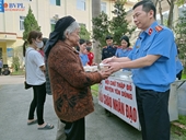 Công đoàn VKSND huyện Yên Dũng tặng cháo dinh dưỡng bệnh nhân nghèo