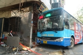 Xe buýt lao vào quán ăn trên phố Hà Nội, 2 người bị thương nặng