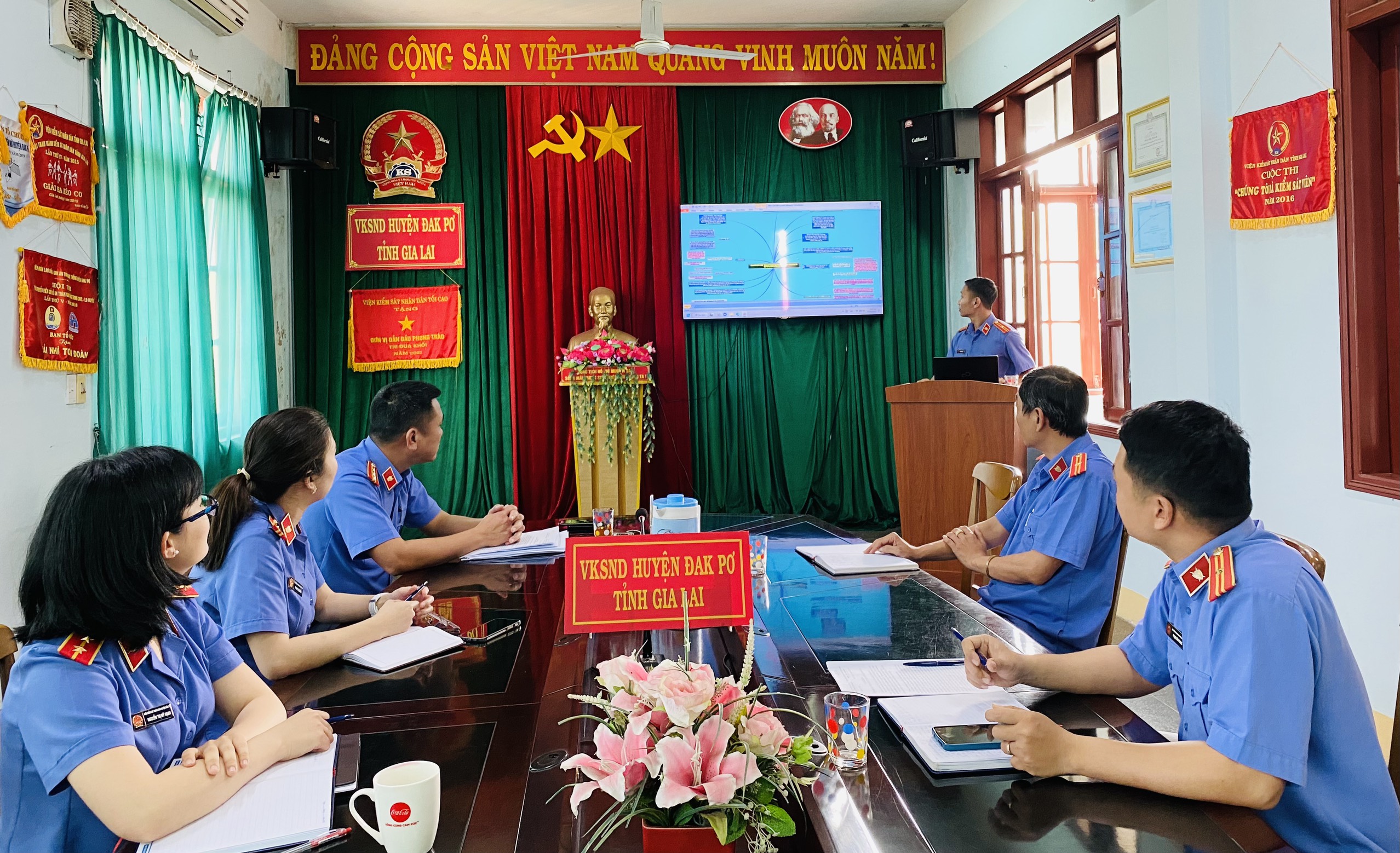 Kiểm sát viên VKSND huyện Đak Pơ báo cáo án bằng Sơ đồ tư duy