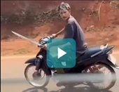 Thanh niên vừa chạy xe máy và cầm mã tấu đe dọa tài xế xe tải ở Đắk Lắk