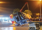 CLIP Khoảnh khắc xe tải “ủi” tung xe khách khiến 13 người bị thương