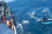 Kịp thời cứu 8 ngư dân gặp nạn trên biển