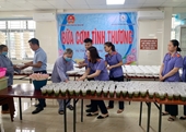 Chi đoàn VKSND tỉnh Hà Tĩnh trao tặng 280 suất cơm tình thương cho bệnh nhân nghèo