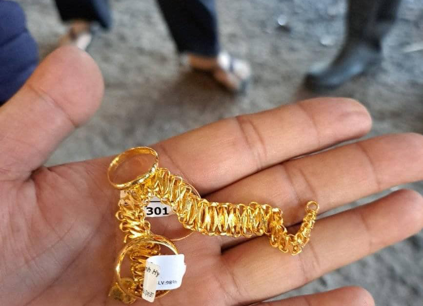 Lục tung hàng chục tấn rác thải tìm lại hơn một cây vàng người dân bỏ quên trong thùng rác