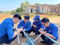 Chi đoàn VKSND tỉnh Đắk Lắk bàn giao công trình “thắp sáng đường quê”