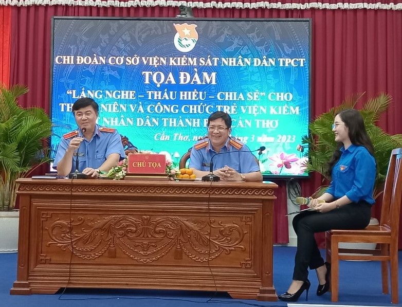 Viện trưởng VKSND TP Cần Thơ tọa đàm với công chức trẻ