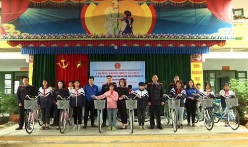 Trao 30 xe đạp tặng học sinh nghèo vượt khó