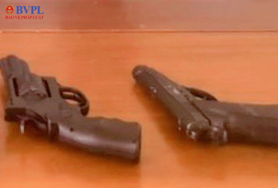 Tạm giữ nhóm thanh niên mang súng và hung khí đi dự tiệc ma túy