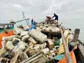 Gần 100 người ra quân thu gom phao xốp, rác thải trên Vịnh Hạ Long