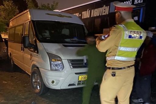 Lực lượng CSGT liên tiếp phát hiện lái xe sử dụng đăng kiểm giả