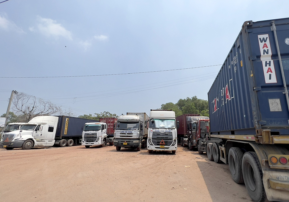 Nhức nhối xe container chiếm đường làm bãi đậu
