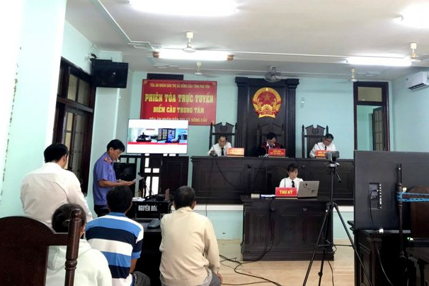 VKSND thị xã Sông Cầu phối hợp tổ chức phiên tòa dân sự trực tuyến, rút kinh nghiệm theo cụm thi đua