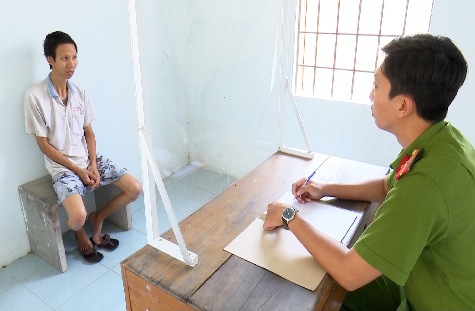 Khởi tố, bắt tạm giam đối tượng chặn đường ném gạch vào xe ôtô