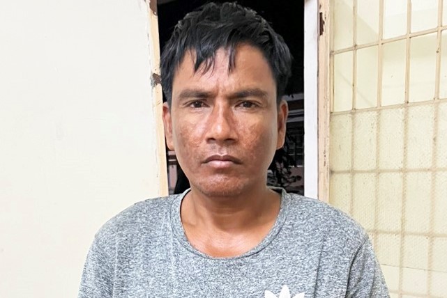 Đêm khuya lái thuyền đột nhập sà lan trên sông trộm tiền, vàng