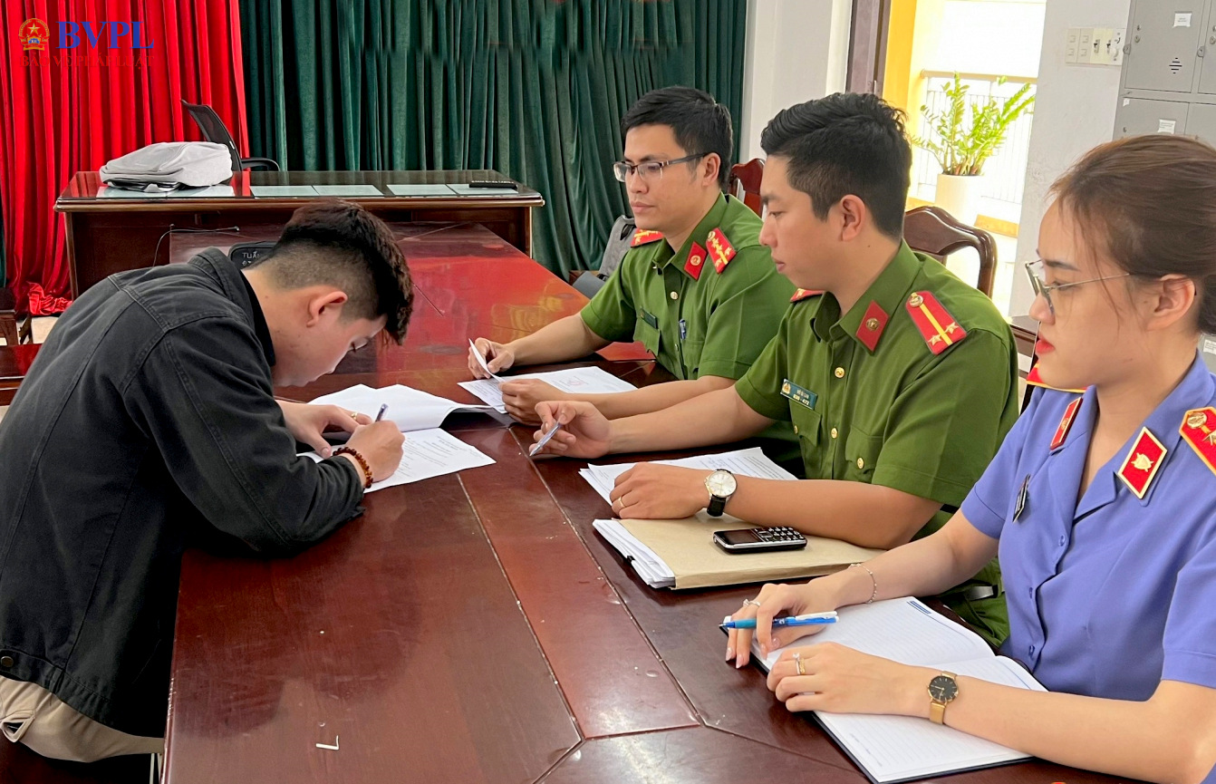 Gã trai dùng ảnh nóng buộc bạn gái cũ vào nghỉ để cưỡng dâm