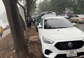 Khoảng 20 xe ô tô để qua đêm bị chọc thủng lốp gần hồ Linh Đàm