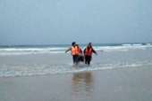 Tắm biển khi sóng lớn, 3 học sinh đuối nước thương tâm