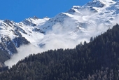 Khoảnh khắc khối tuyết khổng lồ sụp xuống trên dãy núi Alp
