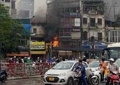 Cháy rực lửa ở cửa hàng quần áo trên phố Lê Duẩn