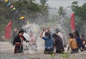 Tưng bừng Tết té nước của cộng đồng dân tộc Lào ở Điện Biên