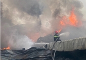Cháy lớn xưởng sản xuất túi xách, 1 700m2 bị thiêu rụi