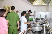 Tạm đình chỉ hoạt động nhà hàng Lẩu Hương Mực cho khách dùng nước lẩu thừa